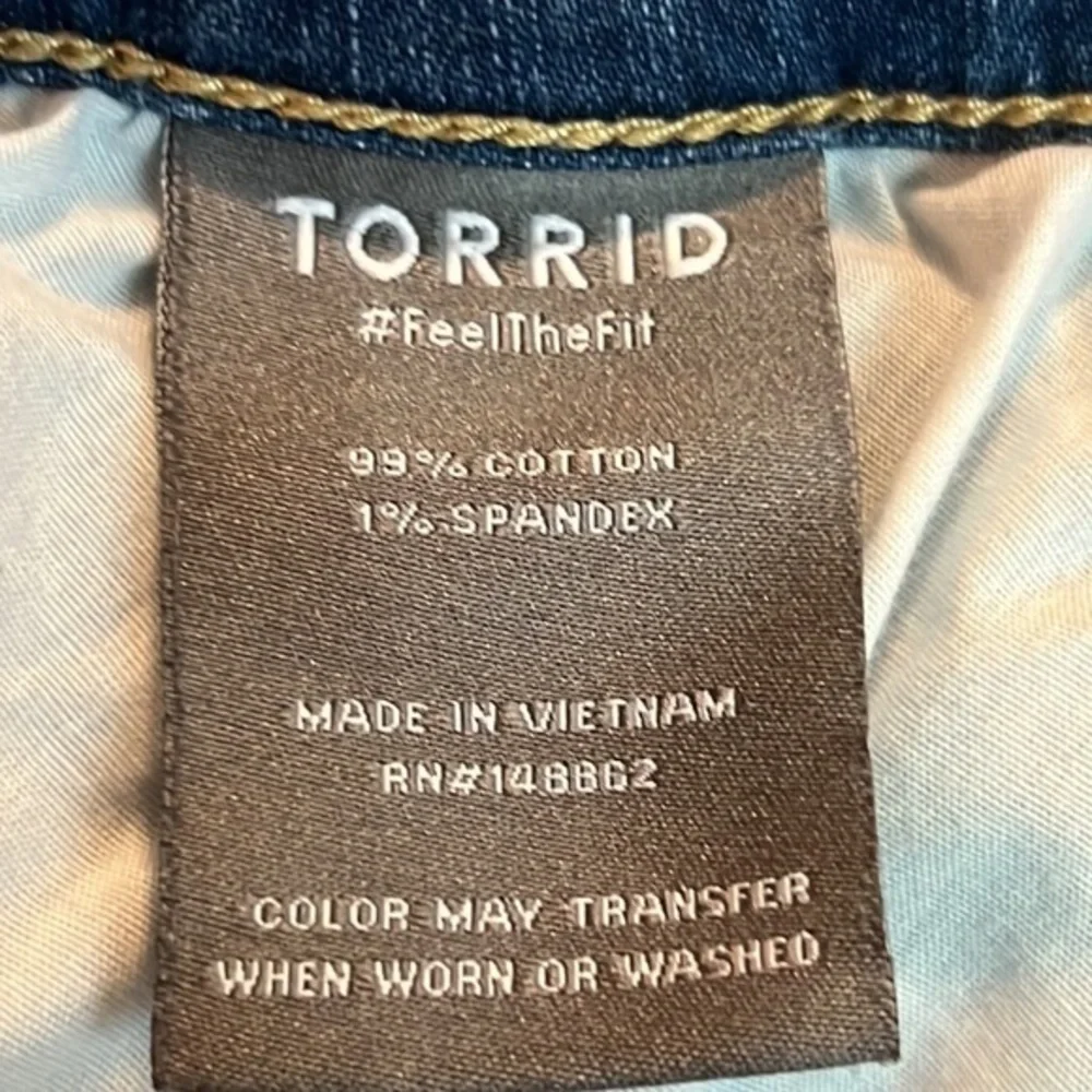 Torrid Women's Crop Boyfriend Vintage Stretch Distressed Jeans Size‎ 18